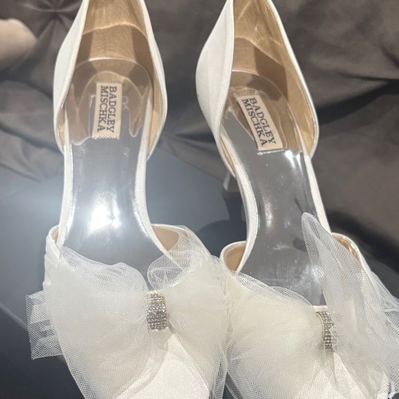 Badgley Mischka Ivory Heels with Tulle Bow - Picture 2 of 7
